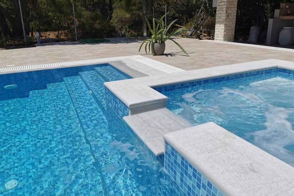 Fiore Di Rodi - Private Pool, Jacuzzi And Barbecue